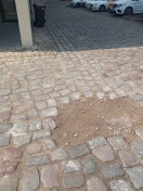 Foto: Es fehlen Pflastersteine, ca  80x80, es ist eine gefährliche Stolperquelle  