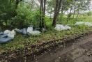 Foto: Dämmstoffe in weißen Müllsäcken im Wald 