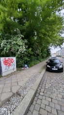 Foto: Kleidungsmüll auf dem Gehweg 