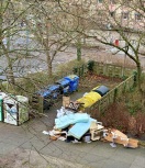 Foto: Sperrmüll-Berg neben Wertstoffcontainer 