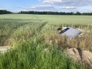 Foto: Möbelabfälle am Feldesrand 