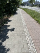 Foto: Straßengrün frisst Geh-und Radweg 