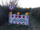 Foto: Straße blockiert und Verkehrsschild illegal aufgestellt 