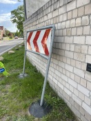 Foto: Verkehrsschild verbogen und lose 