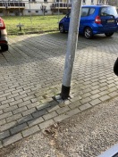 Foto: Straßenlaterne steht schief 