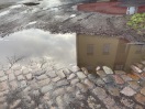 Foto: Wasser steht nach dem Regen , bitte den Weg ausbessern  
