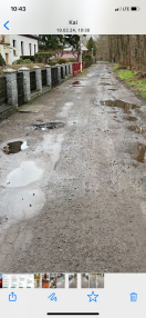 Foto: Erhebliche Straßenschäden , tiefe Schlaglöcher  