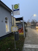 Foto: Verdrecktes und defektes Wartehaus an der Bushaltestelle 