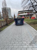 Foto: 40 ft Container auf Rad-Fußweg 
