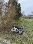Foto: Unzulässige Müllentsorgung auf Spielplatz 