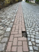 Foto: Gehwegsteine fehlen und/oder sind locker 