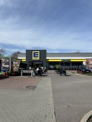 Foto: Tisch und Stühle auf dem Parkplatz bei Edeka 