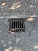 Foto: Nachtrag zur Behebung der beiden Gullydeckel, Störung der Nachtruhe! 