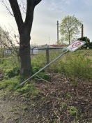Foto: Straßenschild umgekippt 