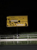 Foto: Verschmutzung der Ortsbeschilderung 