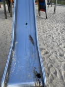 Foto: Verunreinigt Spielplatz mit Schmutz 