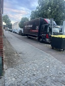 Foto: Sicht wird durch Autos/Lkws versperrt 