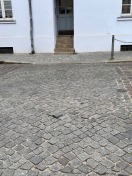 Foto: hervorstehender großer Pflasterstein 