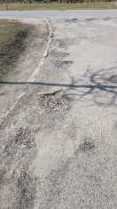 Foto: Riesige Asphalt-Schlaglöcher Zufahrt Miniathleten 