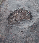 Foto: Schlaglöcher in Asphaltdecke  