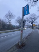 Foto: Laterne nach Unfall noch immer defekt  