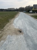 Foto: Schlagloch und Wasseranschluss 