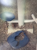Foto: Defektes Spielgerät Neuendorfer Straße Spielplatz  