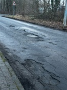 Foto: tiefe Schlaglöcher  